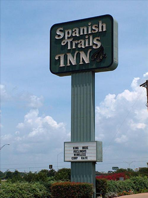 Spanish Trails Inn المسكيت الشعار الصورة